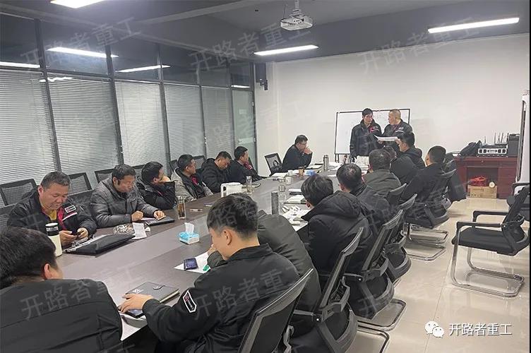 开路者重工12月销售部例行会议